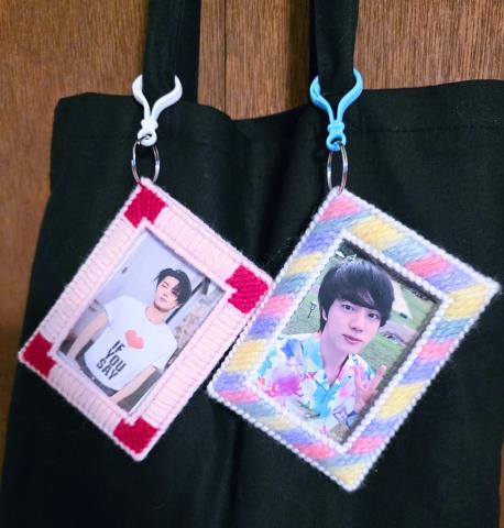 photocard holders made from plastic canvas