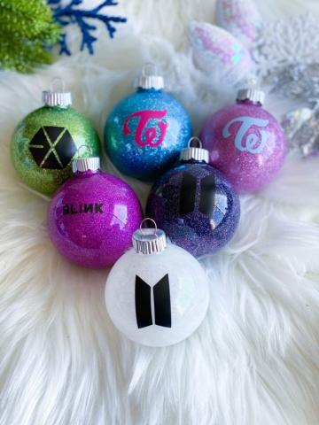 K-pop glitter ornaments!