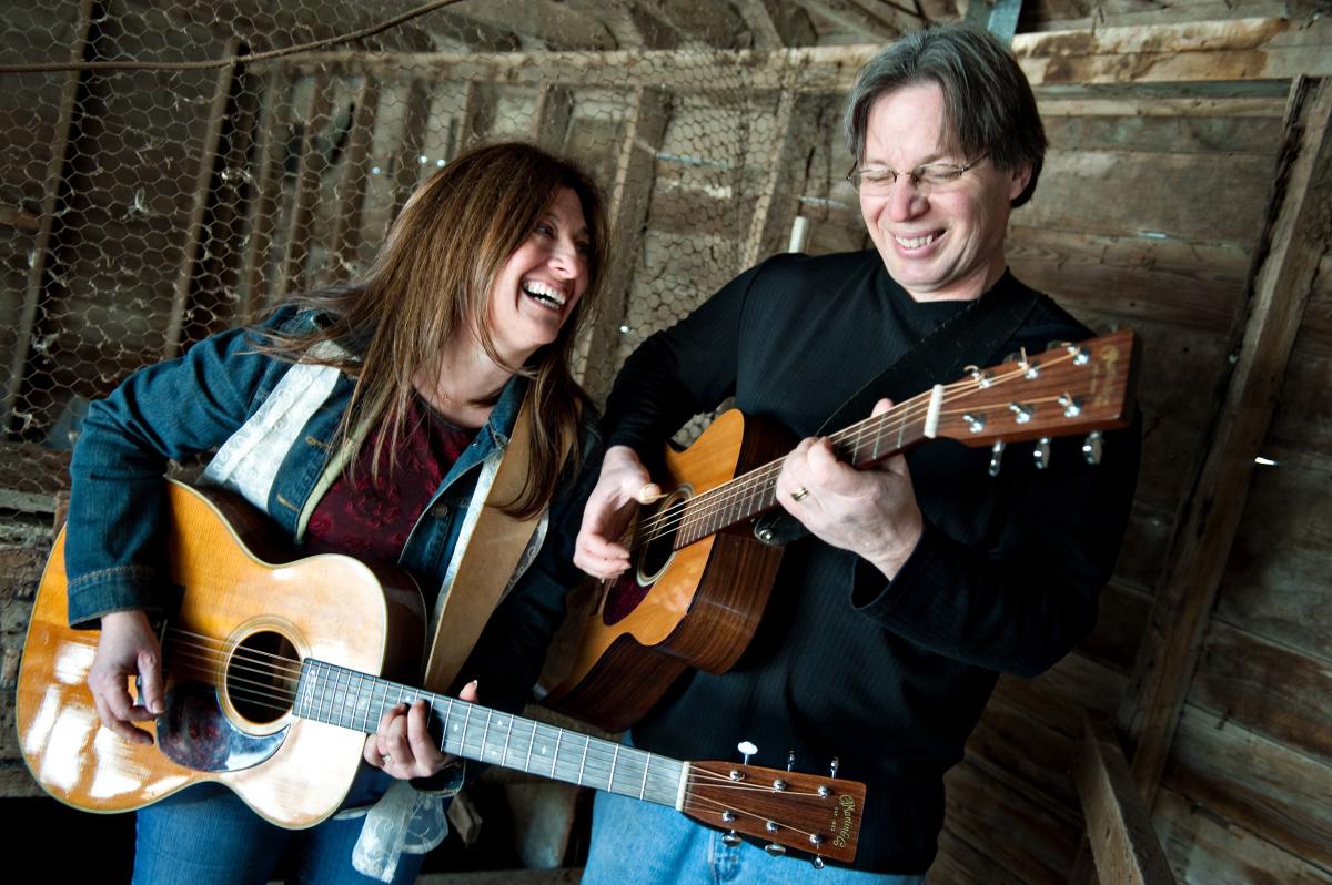 Acoustic blues duo Shari Kane and Dave Steele. 